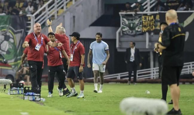 Bojan Hodak Enggan Komentari Laga Imbang Persib Kontra Persebaya 2-2 di GBT