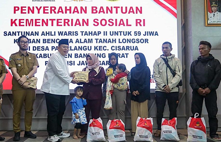 Wakil Ketua DPR RI Cucun Ahmad Syamsurijal Serahkan Bantuan Tahap II bagi 59 Ahli Waris Korban Longsor Pasirlangu