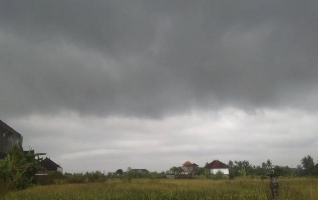 BMKG Denpasar Peringatkan Gelombang Tinggi hingga Lima Meter di Perairan Selatan Bali