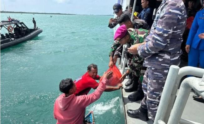 TNI AL Lanal Aru Bagikan Sembako kepada Nelayan dalam Operasi Trisila-26 di Perairan Kepulauan Aru