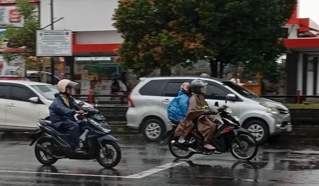 BMKG Prakirakan Sebagian Besar Kota di Indonesia Diguyur Hujan Ringan pada Jumat