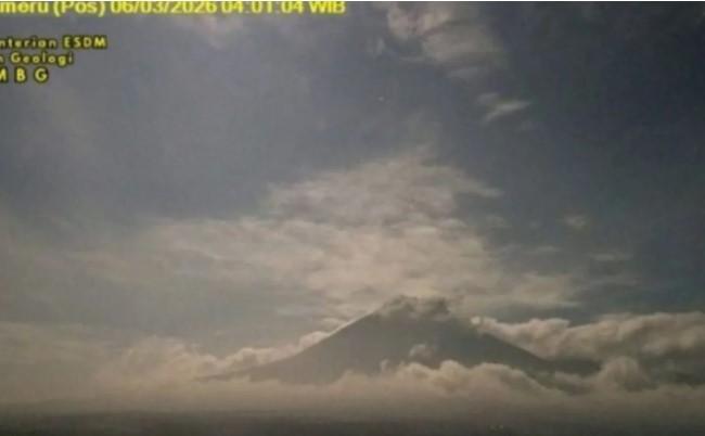Gunung Semeru Erupsi Jumat Pagi, Kolom Abu Mencapai 400 Meter di Atas Puncak