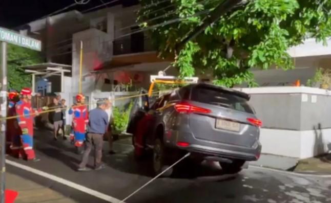 Mobil Terperosok ke Saluran Air Saat Anak Pemilik Belajar Mengemudi di Matraman