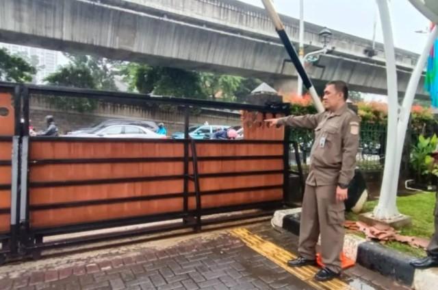 Massa Aksi Rusak Pagar Kantor Wali Kota Jakarta Selatan Saat Demo Soal Tempat Hiburan Malam