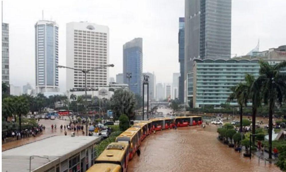 Sebanyak 17 Rute Transjakarta Terdampak Banjir, Sejumlah Layanan Dialihkan dan Diperpendek