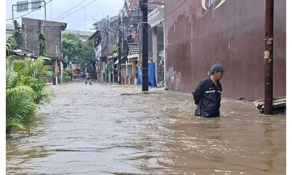 Banjir Setinggi 1,5 Meter Rendam Permukiman di Cipinang Melayu Jakarta Timur Akibat Luapan Kali Sunter
