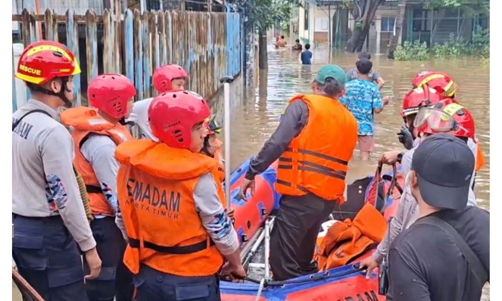 Petugas Gulkarmat Evakuasi Lansia dan Bayi Terjebak Banjir di Cipinang Melayu