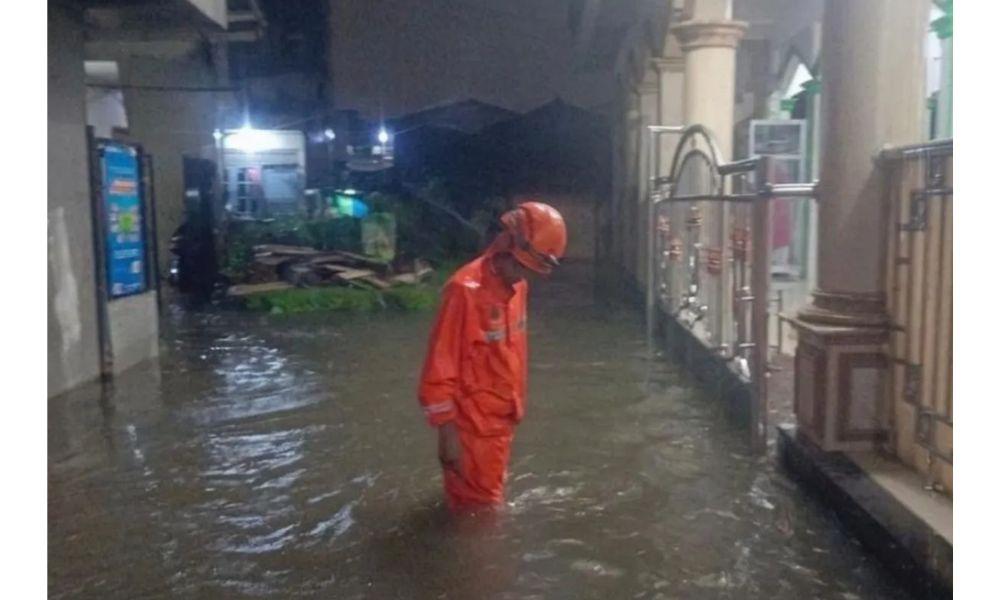 Banjir Rendam 39 RT dan 13 Ruas Jalan di Jakarta, BPBD Catat Genangan hingga 1,5 Meter