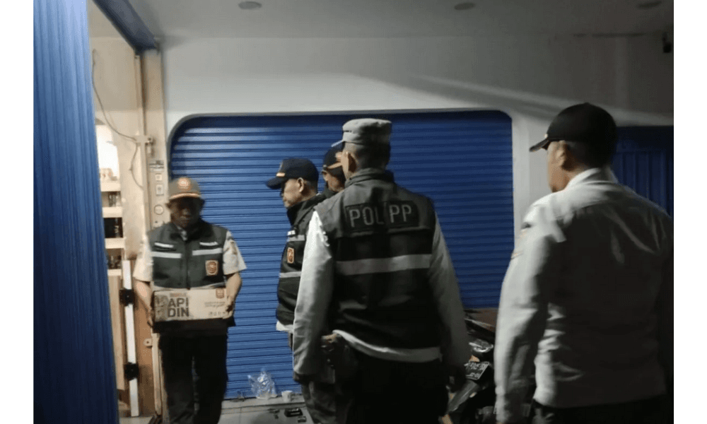 Satpol PP Jakarta Selatan Sita Ratusan Botol Miras Ilegal di Tebet dan Kebayoran Baru