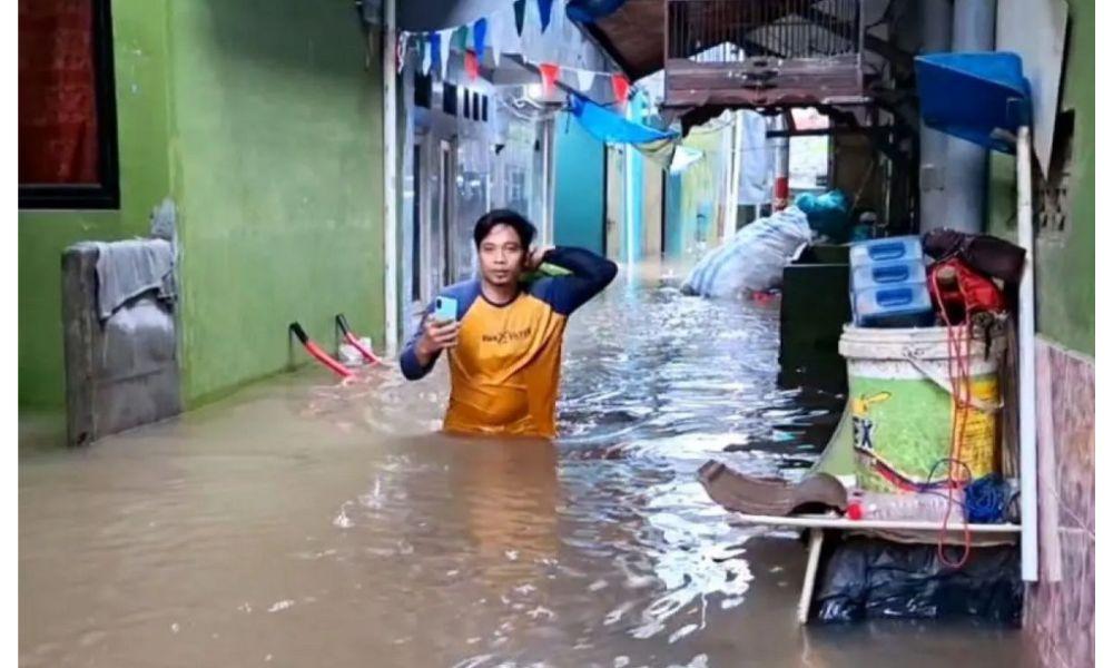 Banjir Setinggi 1,5 Meter Rendam Permukiman Warga Kebon Pala Kampung Melayu Jakarta Timur
