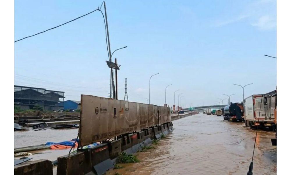 Banjir Genangi Tol Jakarta–Tangerang KM 24, Arus Lalu Lintas Arah Bitung Sempat Macet Parah