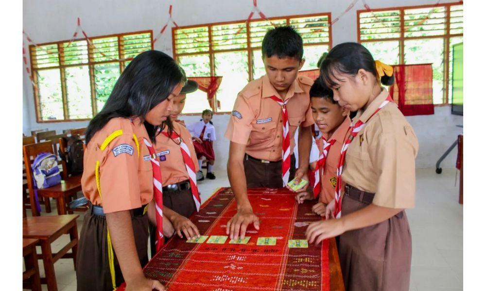 Kemenekraf Hadirkan Board Game untuk Trauma Healing Anak Korban Banjir di Tapanuli Utara