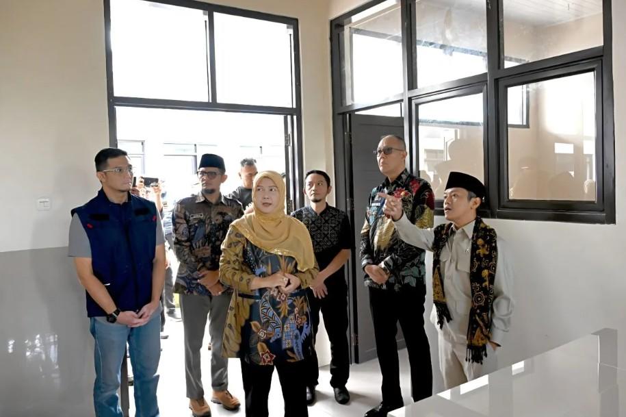 Revitalisasi SMAN 2 Sukabumi Ditinjau Wamendikdasmen, Fasilitas Belajar Diperbaiki hingga Teknologi Papan Interaktif Digital