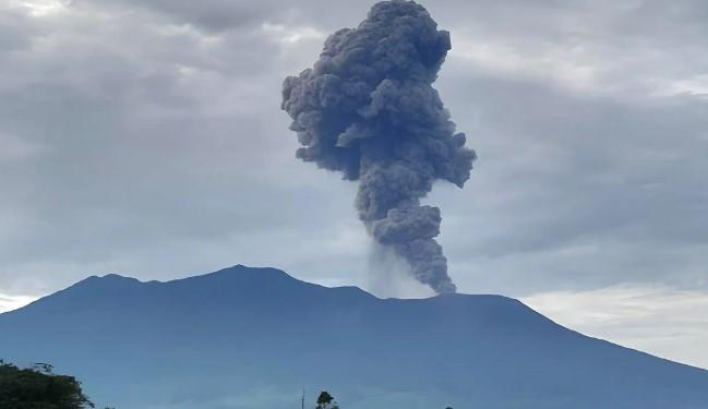 Gunung Marapi Erupsi Pagi Ini, Kolom Abu Vulkanik Mencapai 1,6 Kilometer