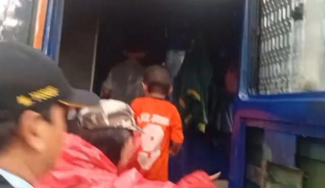 Satpol PP Jakarta Selatan Menjaring Satu Keluarga Manusia Gerobak dalam Operasi Penertiban PPKS di Tebet