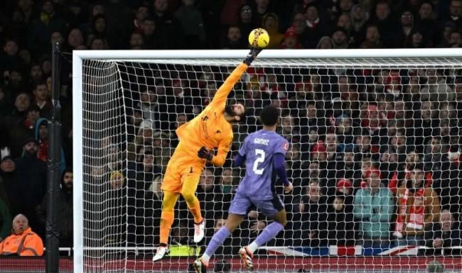 Alisson Absen Lawan Galatasaray di Liga Champions, Slot Pastikan Cedera Tidak Serius