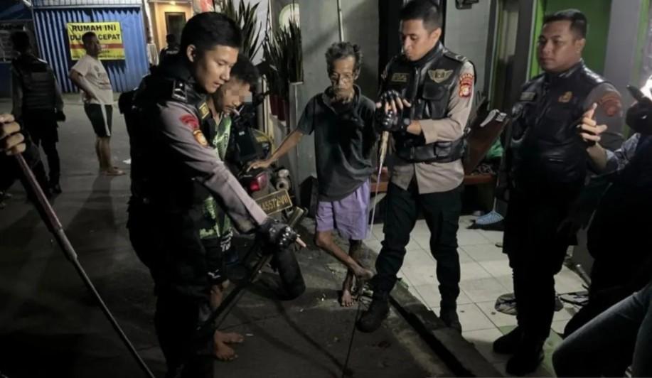 Empat Pemuda Bersenjata Tajam Ditangkap Polisi Saat Diduga Hendak Tawuran di Kampung Mekarsari Jakarta Timur