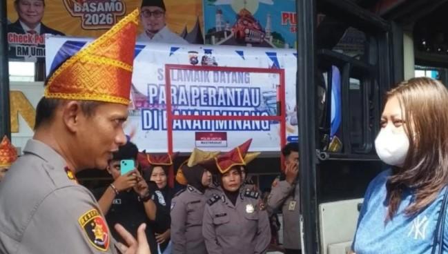 Polres Dharmasraya Sambut Rombongan Mudik Gratis "Pulang Basamo 2026" di Sumbar
