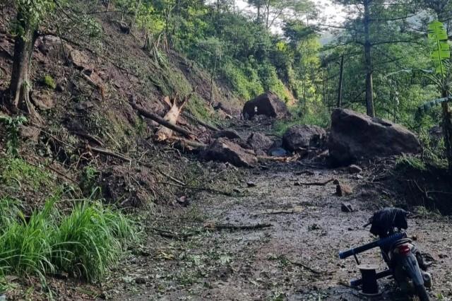 Longsor Tutup Akses Jalan Menuju Desa Tempur Jepara, Warga Gunakan Jalur Alternatif