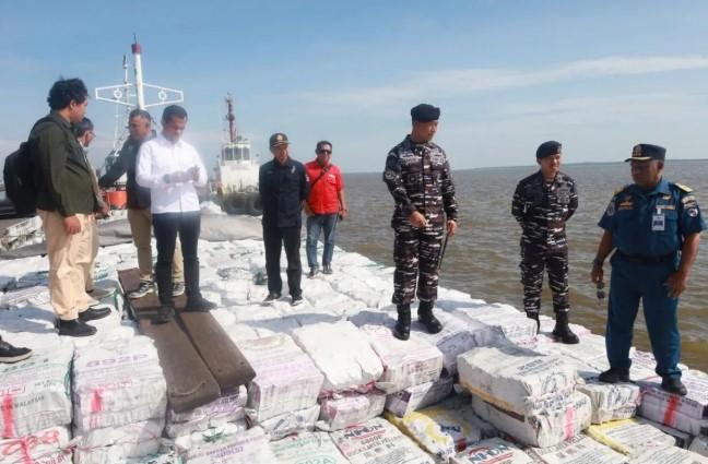 TNI AL Sita 200 Ton Arang Bakau Ilegal di Perairan Kepulauan Meranti