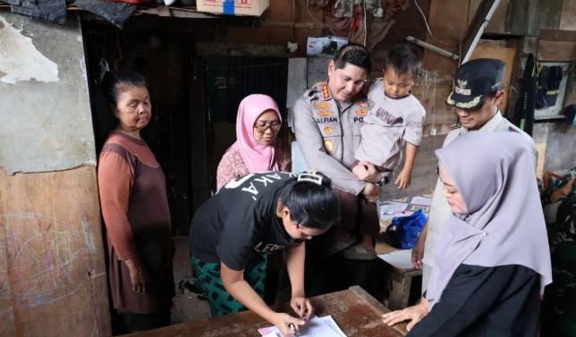 Polres Metro Jakarta Timur Pulangkan Bocah Pemulung Viral ke Ibunya di Sumedang