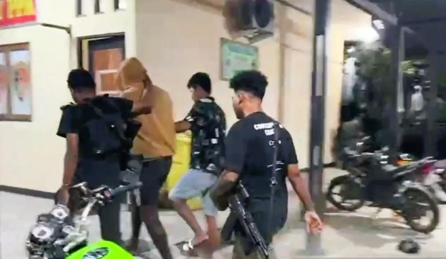 Satgas Damai Cartenz Amankan Lima Orang Diduga Pemasok Logistik dan Amunisi KKB Aibon Kogoya di Nabire