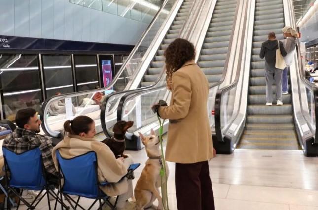 Serangan Rudal Iran Picu Kepanikan di Israel, Warga Bermalam di Stasiun Kereta Bawah Tanah