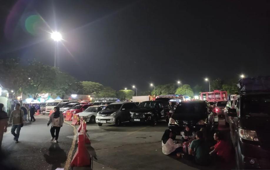 Ratusan Kendaraan Pemudik Padati Rest Area KM 57 Tol Jakarta–Cikampek Saat Waktu Berbuka