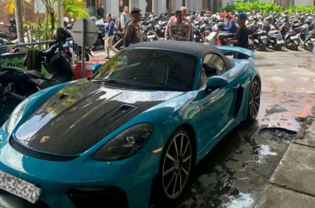 WNA Rusia Ditilang Polisi Usai Aksi Drift Mobil Porsche di Simpang Nusa Dua Bali Viral di Media Sosial