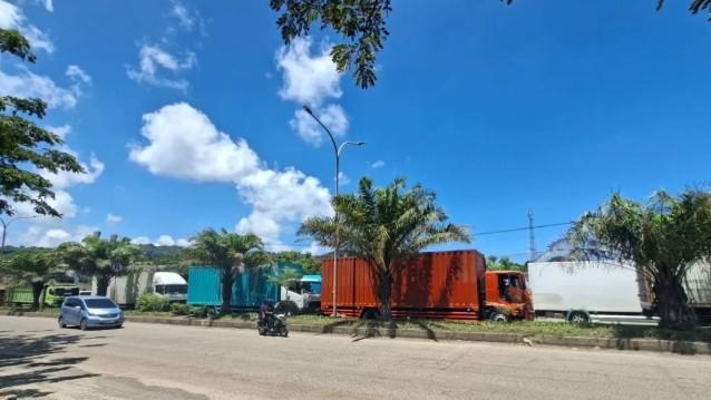 Antrean Truk Logistik Mengular di Jalan Lingkar Selatan Cilegon Jelang Puncak Mudik Lebaran 2026