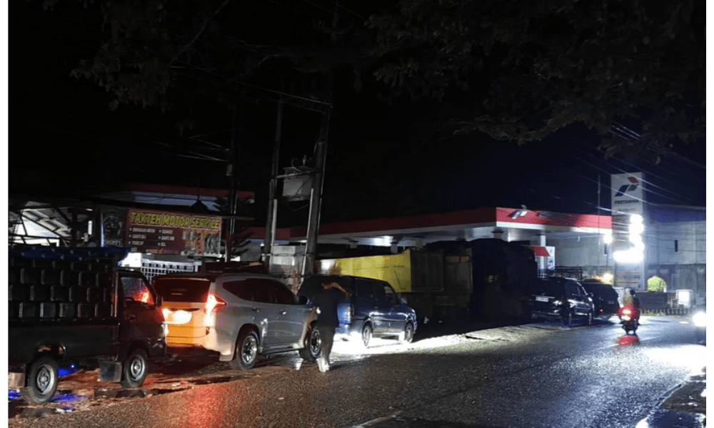 Antrean Panjang Kendaraan Terjadi di SPBU Nagan Raya Aceh Saat Petugas Tarawih