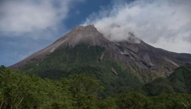 Gunung Merapi Luncurkan Dua Kali Awan Panas Guguran Sejauh 1,6 Kilometer pada Senin Dini Hari