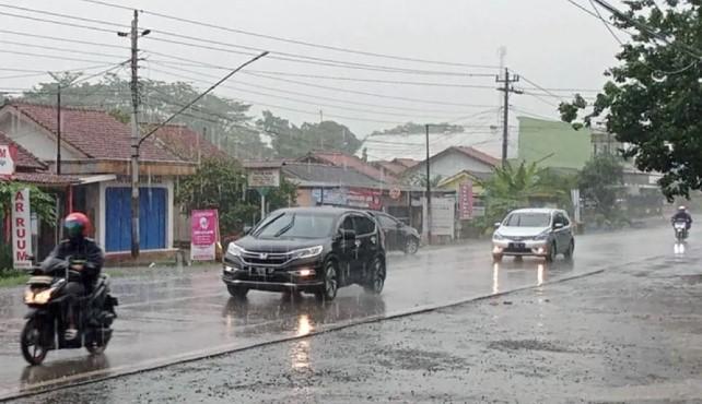 BMKG Peringatkan Potensi Hujan Lebat di Sejumlah Kota Besar Indonesia pada 16 Maret 2026