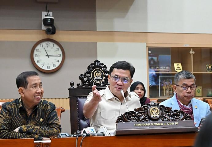 Komisi III DPR RI Desak Aparat Penegak Hukum Usut Tuntas Kasus Penyiraman Air Keras terhadap Aktivis Andrie Yunus