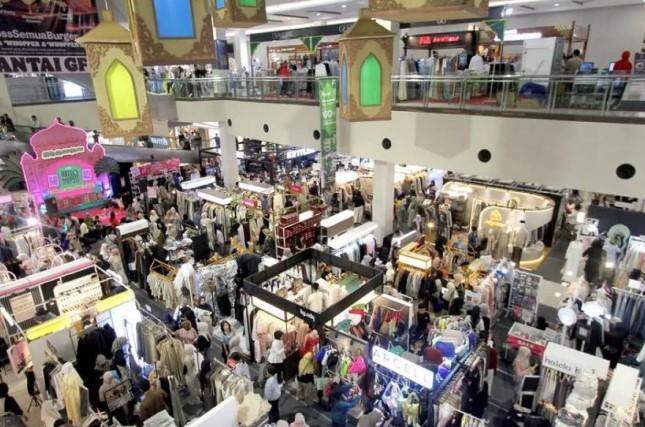 Pusat Perbelanjaan di Solo Diserbu Warga Jelang Idul Fitri, Antrean Kasir Mengular