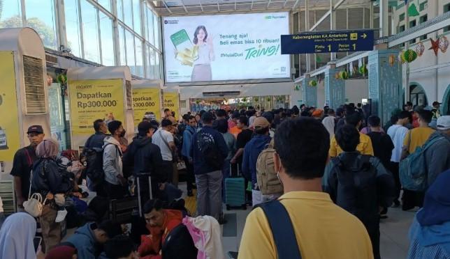 Stasiun Pasar Senen Dipadati Pemudik H-4 Lebaran, Penumpang Rela Duduk di Lantai