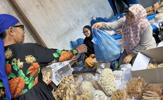 Warga Terdampak Bencana di Agam Tetap Antusias Sambut Lebaran, Pasar Kayu Pasak Dipadati Pembeli