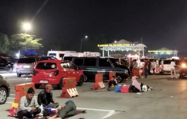 Pemudik Menepi di GT Cikampek Utama untuk Sahur Saat One Way Diberlakukan