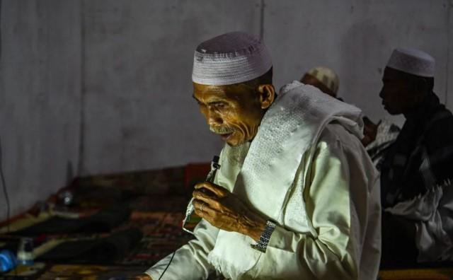 Suara Imam Sali Menggema di Masjid Darurat, Warga Tetingi Bangkit dari Luka Bencana Lewat Ibadah