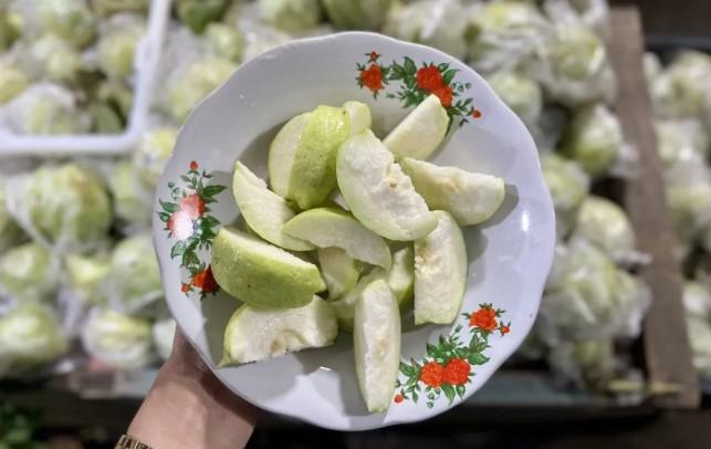 Jambu Kristal Jadi Buruan Pemudik di Jalur Pansela Purworejo Menuju Yogyakarta Saat Musim Mudik