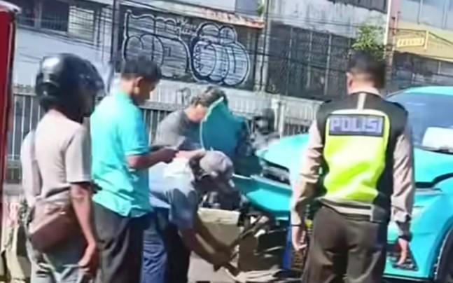 Taksi Listrik Tabrak Separator Busway di Kawasan Roxy Jakarta Pusat