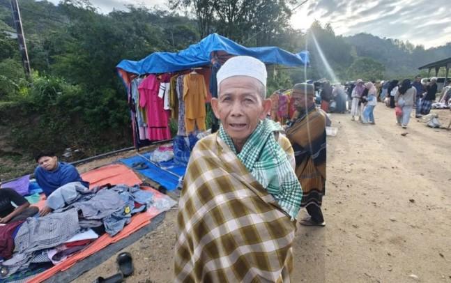 Tradisi Sarung di Gayo Lues Tetap Lestari di Tengah Cuaca Dingin dan Dampak Bencana