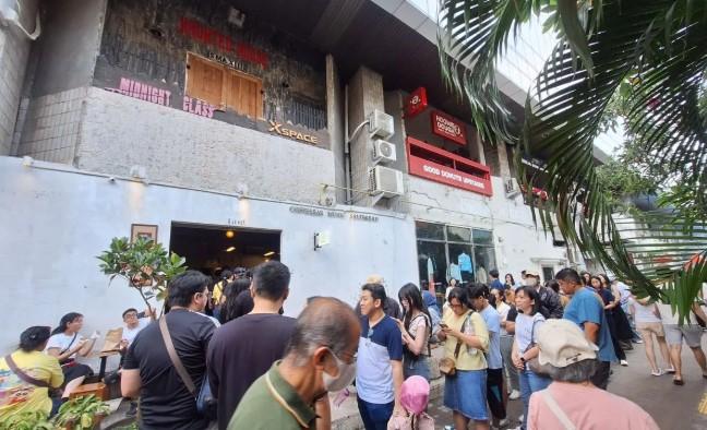 Kawasan Blok M Jakarta Tetap Ramai Jelang Lebaran, Antrean Panjang Terlihat di Toko Roti Viral