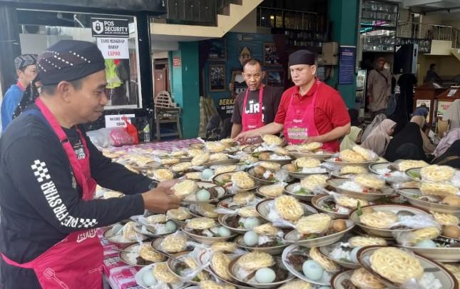 Kampoeng Ramadhan Jogokariyan Jadi Magnet Ribuan Warga dan Pemudik Berburu Takjil Gratis