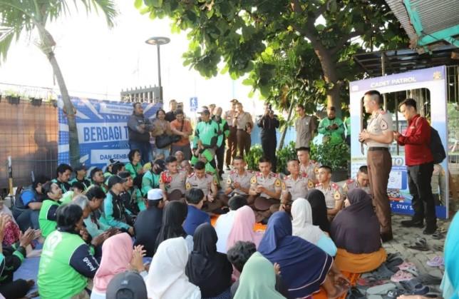 Taruna Akpol Gelar Sosialisasi Mudik Aman dan Edukasi Layanan 110 di Jakarta Barat