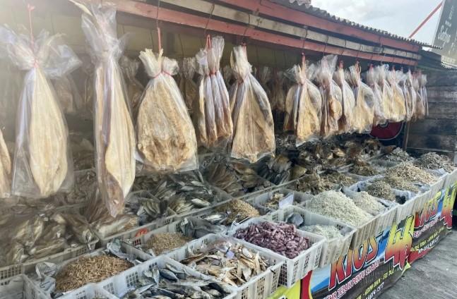 Penjualan Ikan Asin di Teluk Penyu Cilacap Sepi Jelang Lebaran, Pedagang Sebut Belum Terasa Lonjakan Pembeli