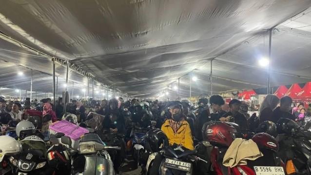 Pelabuhan Ciwandan Dipadati Pemudik Motor Jelang H-2 Lebaran, Antrean Mengular Sejak Dini Hari