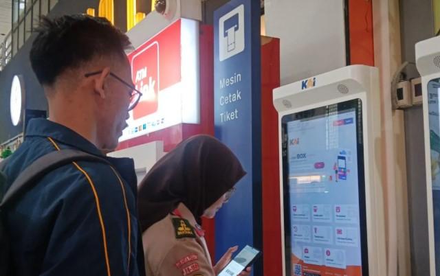Relawan Pramuka Turun Tangan Layani Pemudik di Stasiun Gambir Selama Arus Mudik Lebaran 2026