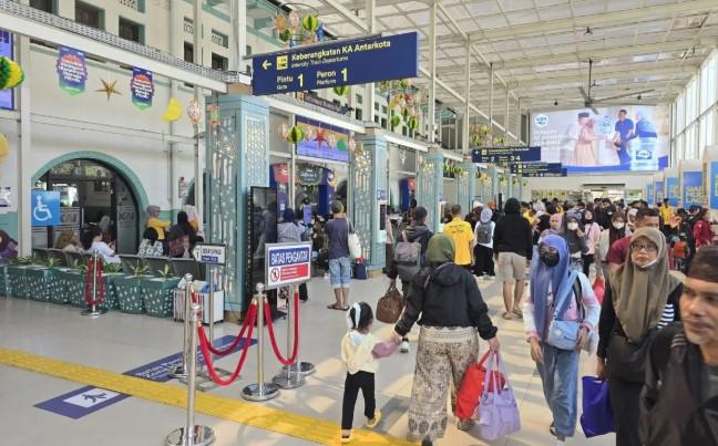 Sebanyak 52 Ribu Pemudik Berangkat dari Stasiun Daop 1 Jakarta pada H-2 Lebaran