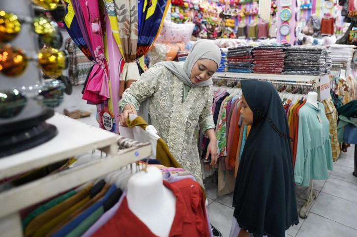 Cindy Monica Kembali Gelar Program Baju Lebaran untuk Anak Panti di Padang Pariaman
